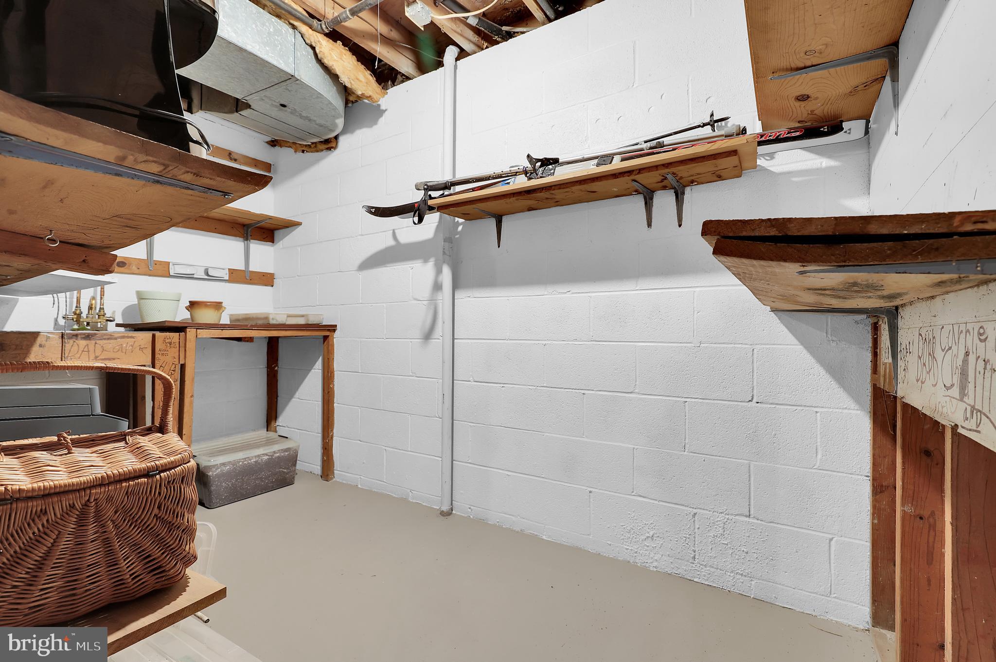 MANOR LAKE - Residential