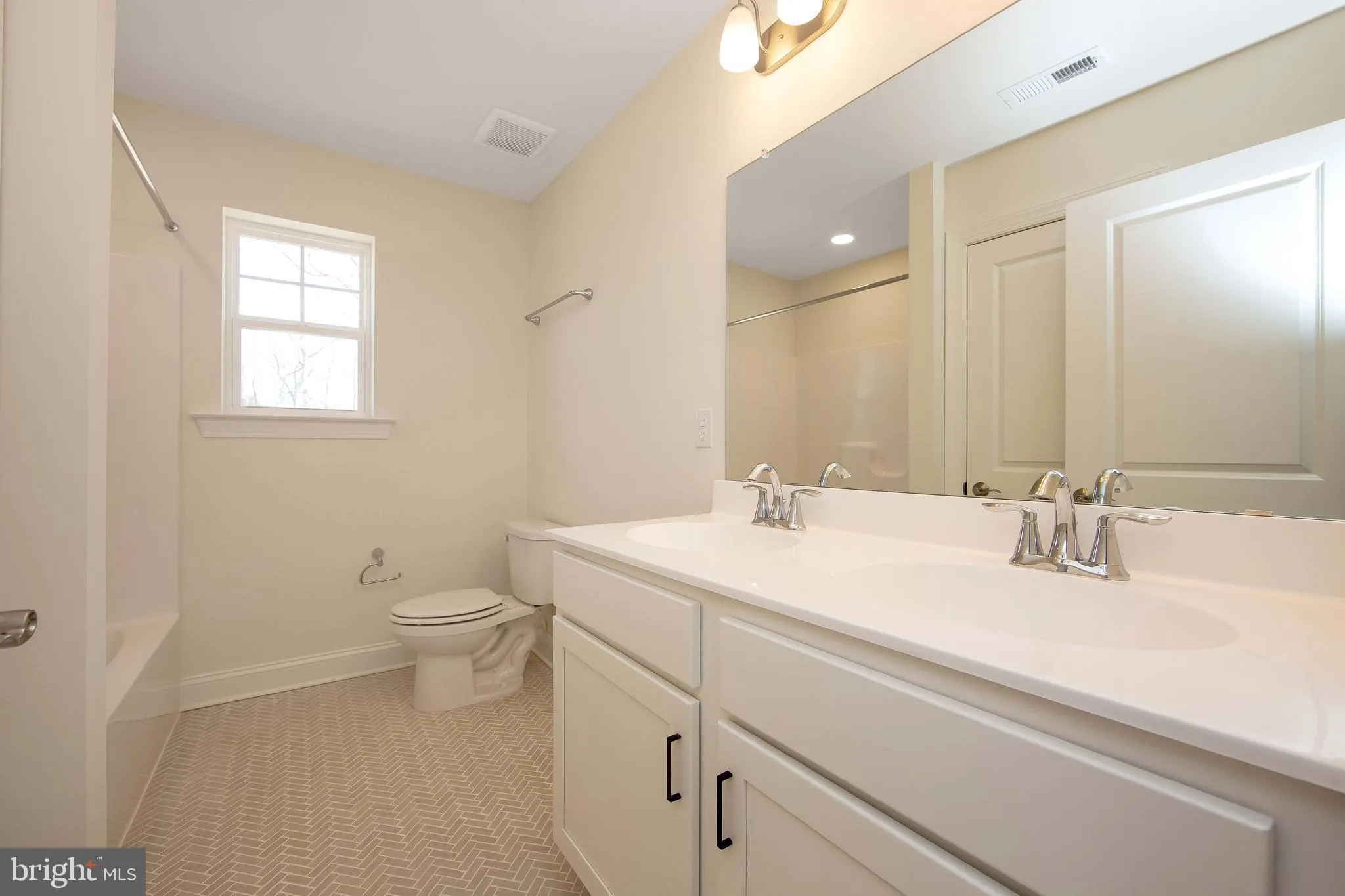 Monroeville, New Jersey 08343, United States, 5 Bedrooms Bedrooms, ,4 BathroomsBathrooms,Residential,Active,98375