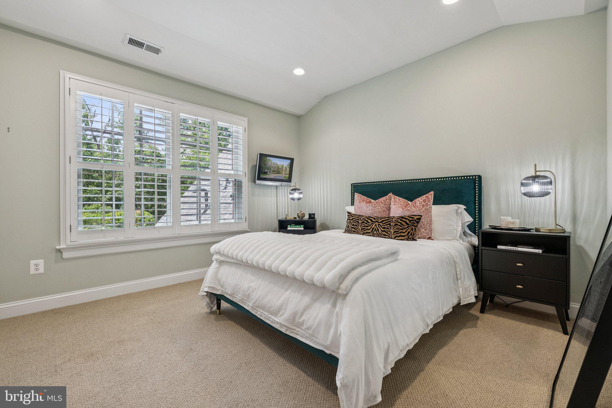 POTOMAC OUTSIDE - Residential