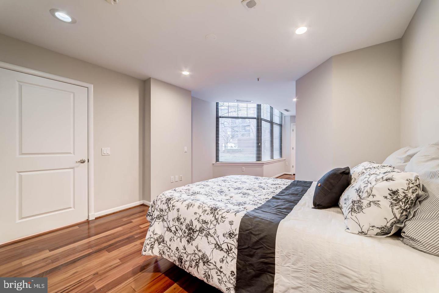 CLARENDON 1021 - Residential