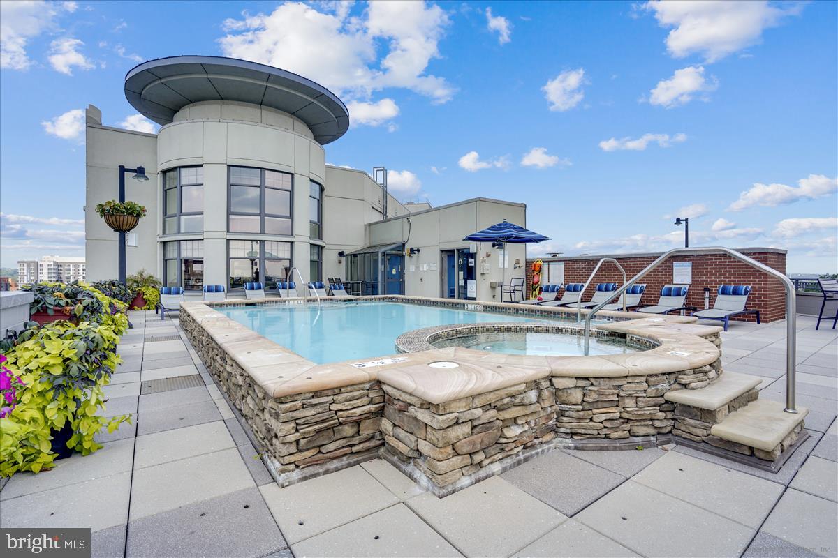 CLARENDON 1021 - Residential