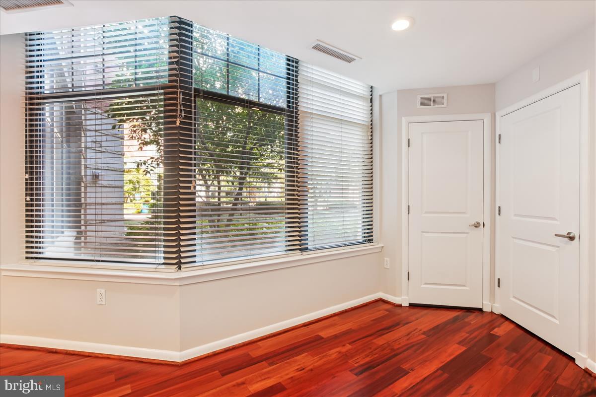 CLARENDON 1021 - Residential