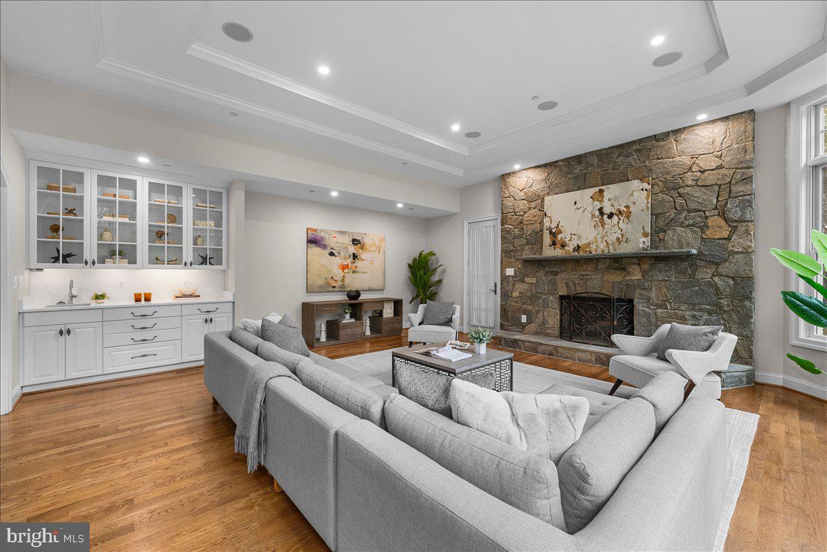 POTOMAC OUTSIDE - Residential