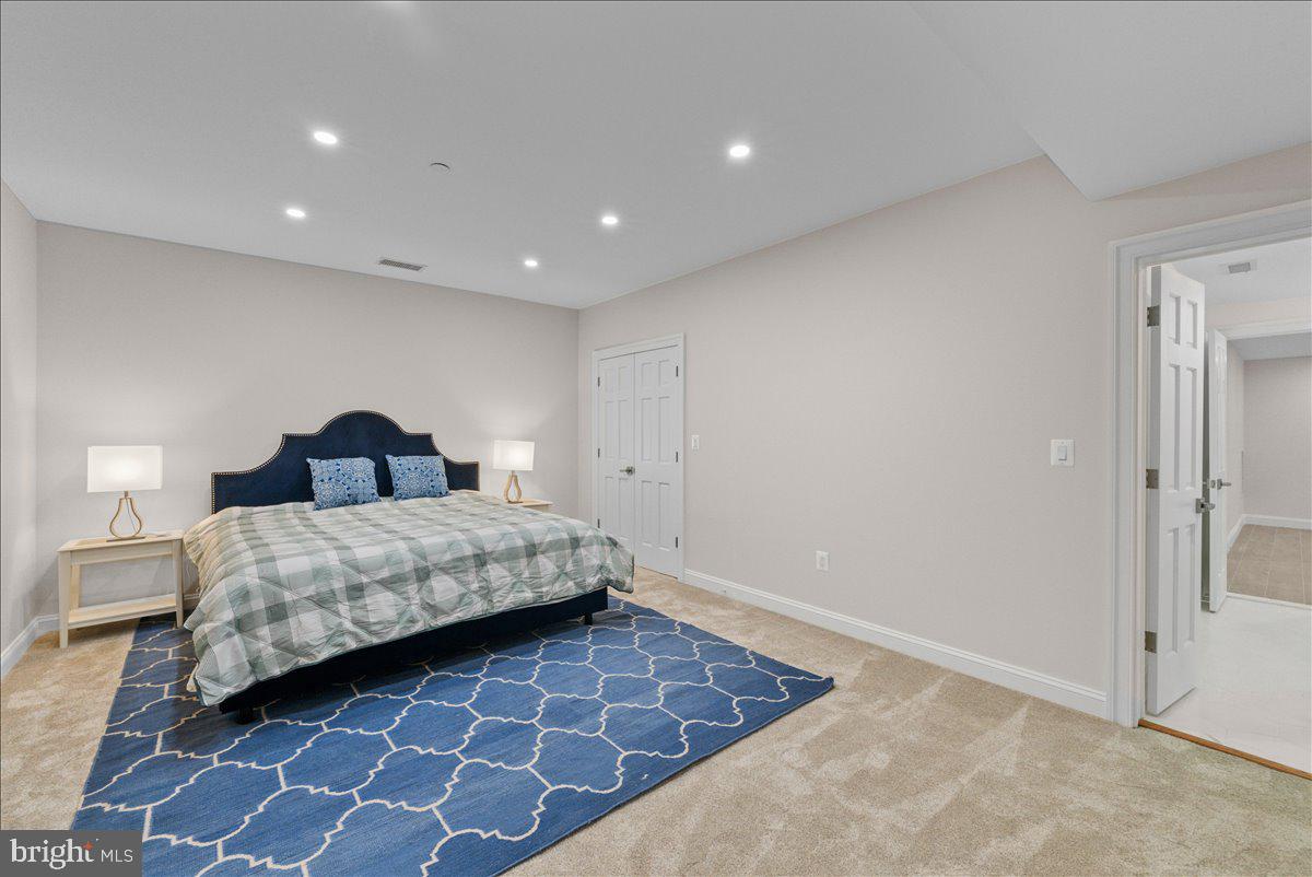 POTOMAC OUTSIDE - Residential