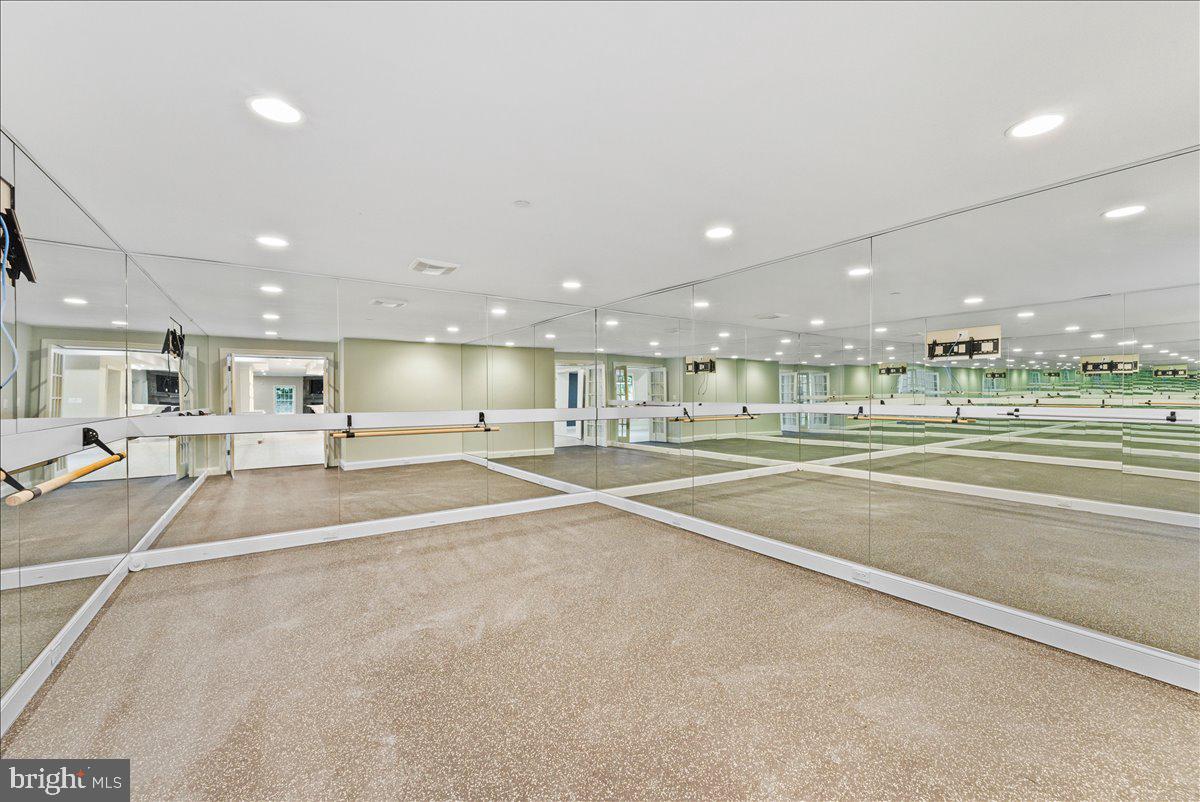 POTOMAC OUTSIDE - Residential