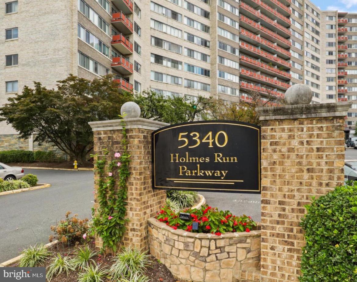 PAVILION ON THE PARK - Residential Lease