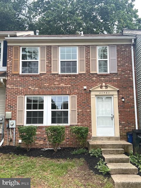 NICE TOWNHOUSE, FRESHLY PAINTED, 3 LEVEL WITH 3 BR AND 2.5 BATHS, FIREPLACE, DECK. CLOSE TO SHOPPING, RESTAURANTS, I 270 AND MARC TRAIN.