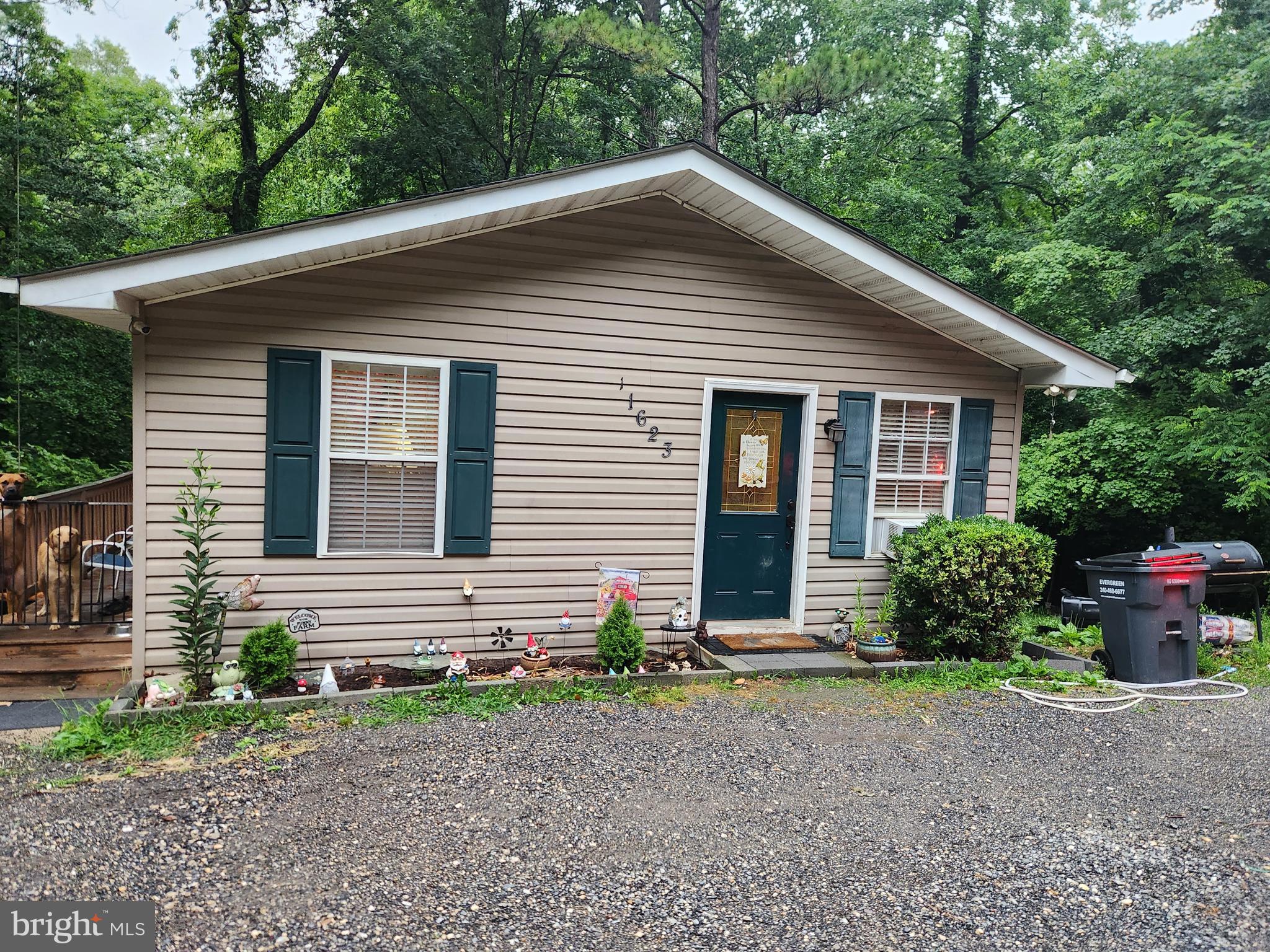 Don't miss out on this opportunity to own this cozy rambler with basement. This home is located in a water access community with lakes, beaches and is close to shopping and restaurants.
Schedule your showing today!