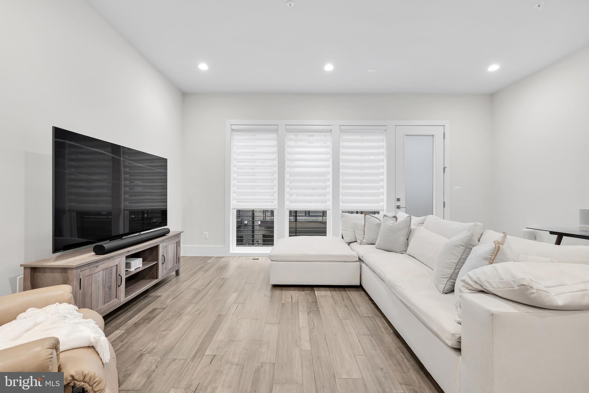 EISENHOWER SQUARE - Residential Lease