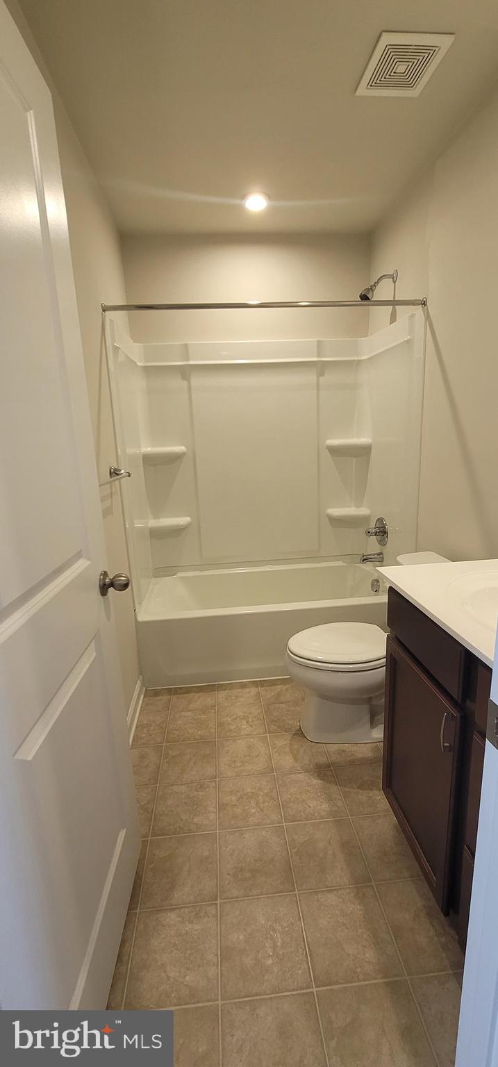 THE LAKES AT MARTINSBURG - Residential Lease