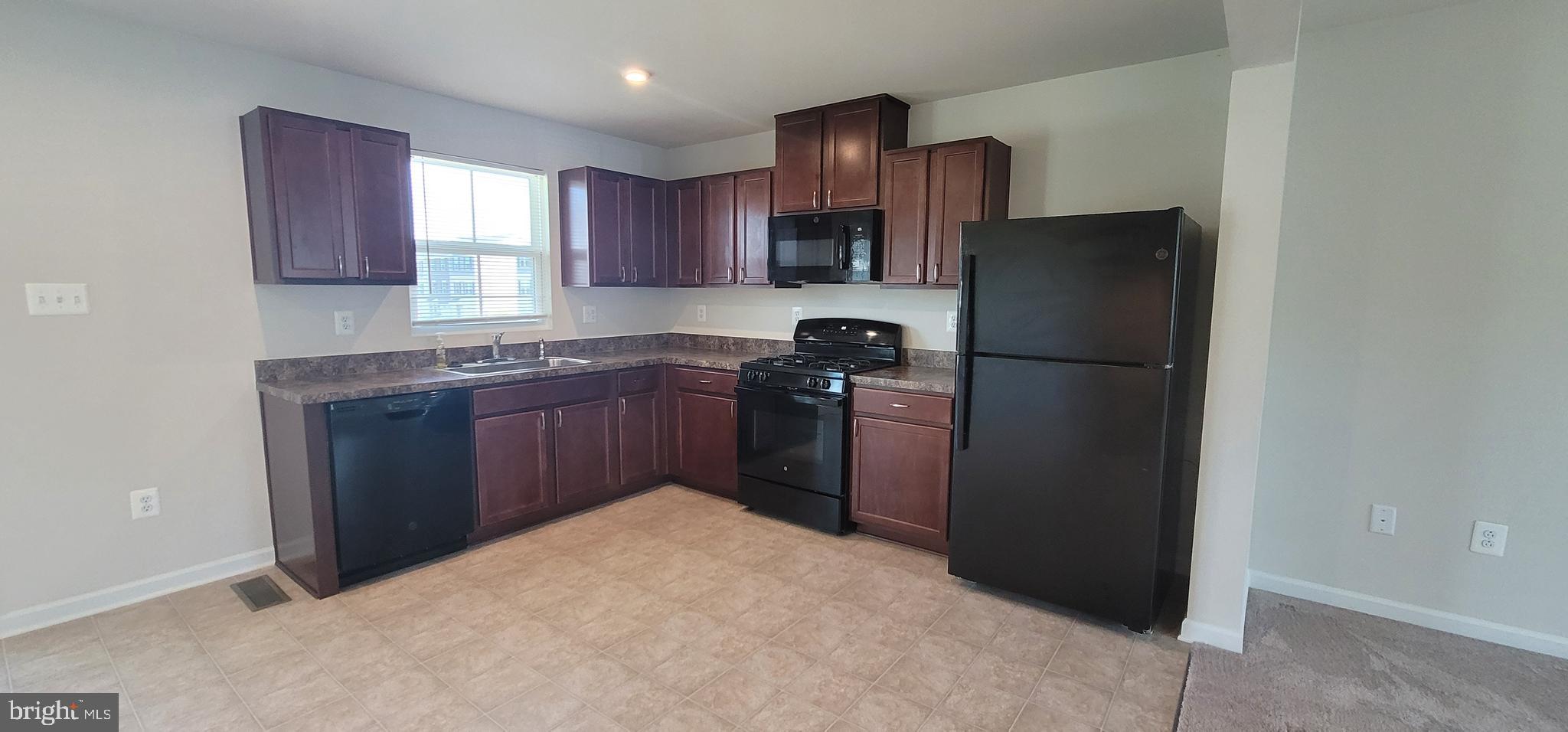 THE LAKES AT MARTINSBURG - Residential Lease