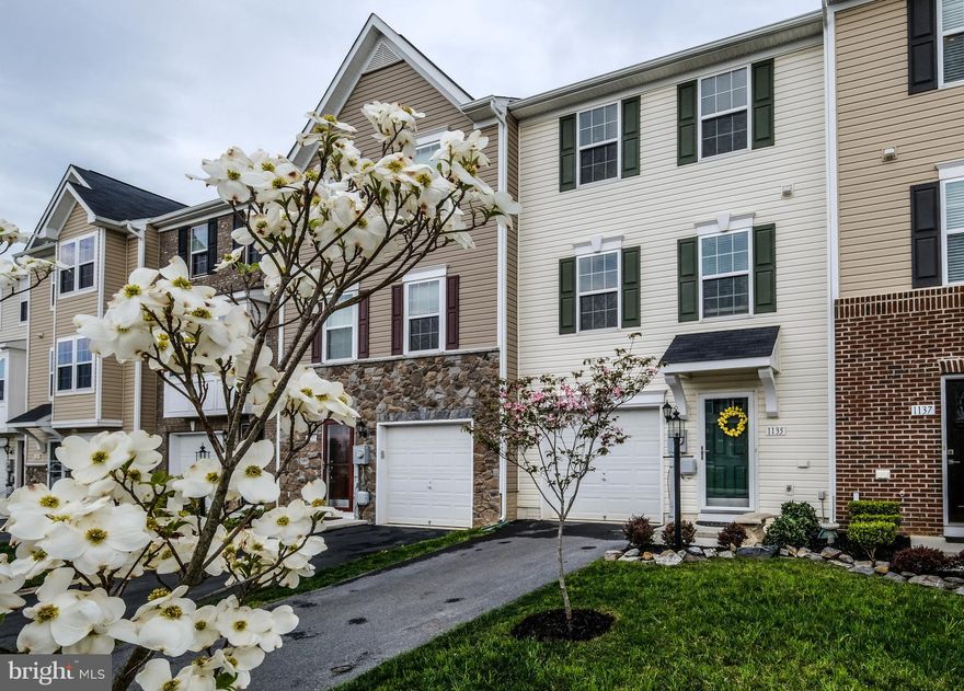 Well kept townhome, located in sought-after Fairfax Crossing this 3-level home offers over 2200 sq ft of living space including a finished walkout basement with a half bath. You will have plenty of living space with the large family/rec room in basement, 3 bedrooms, 2 full baths and 2 half baths. Family room, dining room, a great kitchen with stainless appliances, pantry and breakfast room. The entire house has been well cared for and is ready for you to move right in and start enjoying it.