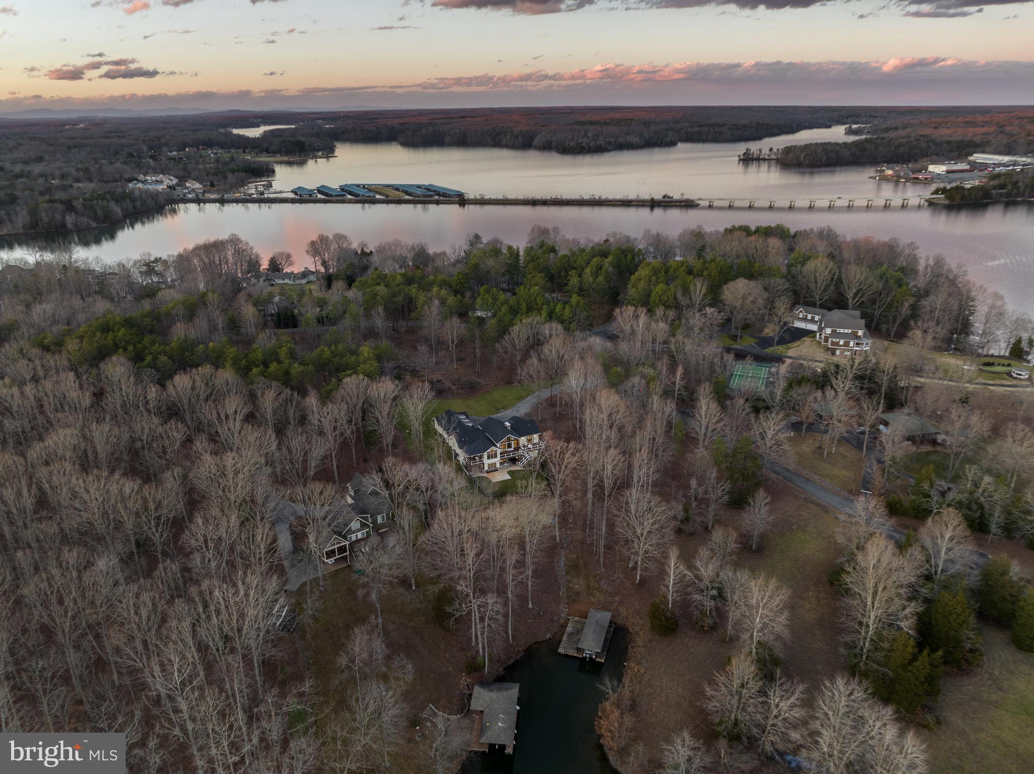 MITCHELL POINT - Residential