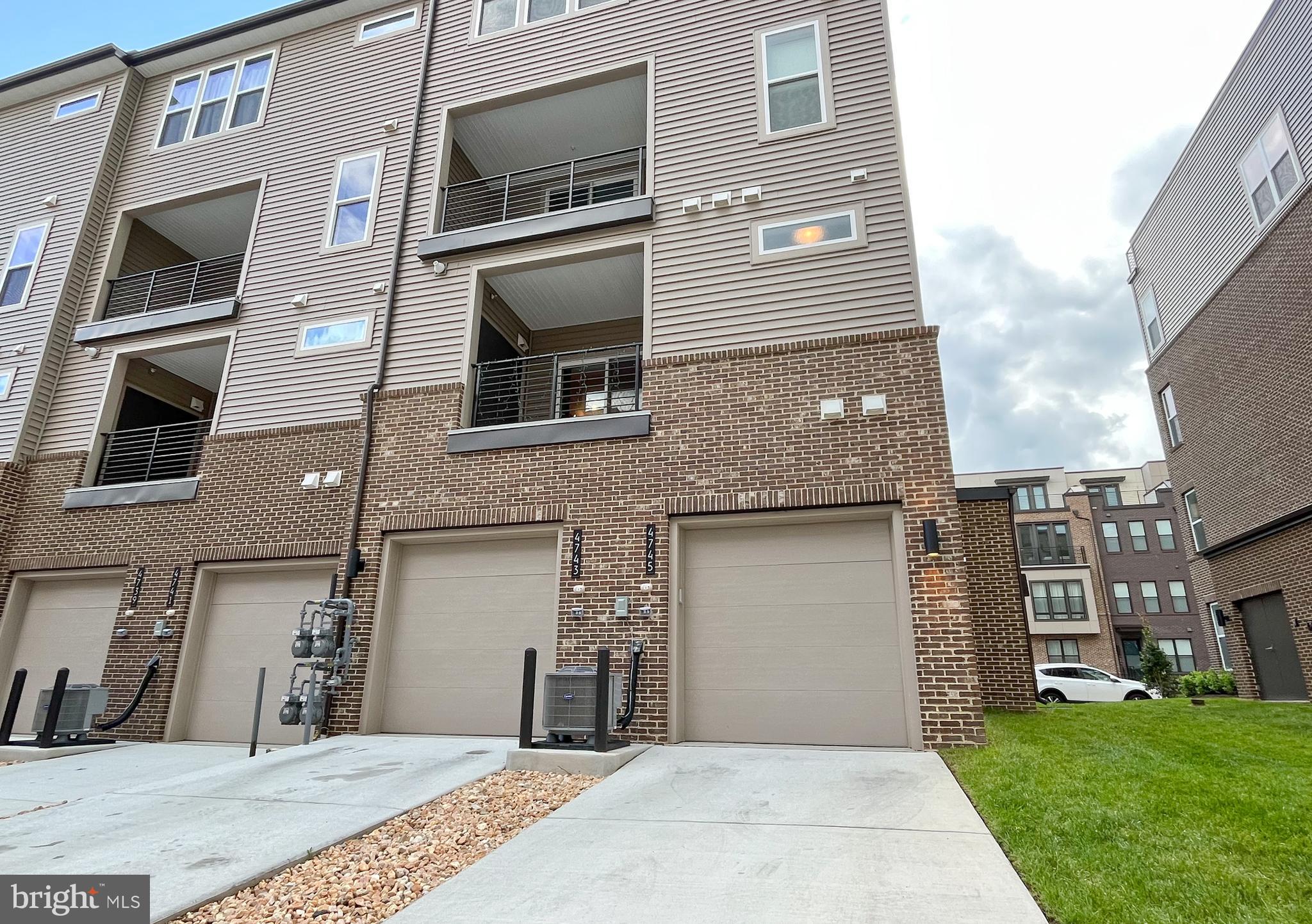 COMMONWEALTH PLACE AT WESTFIELDS - Residential Lease