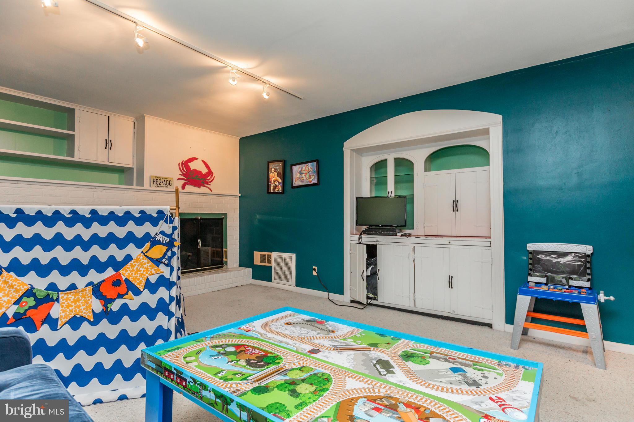 VILLAGE GREEN - Residential