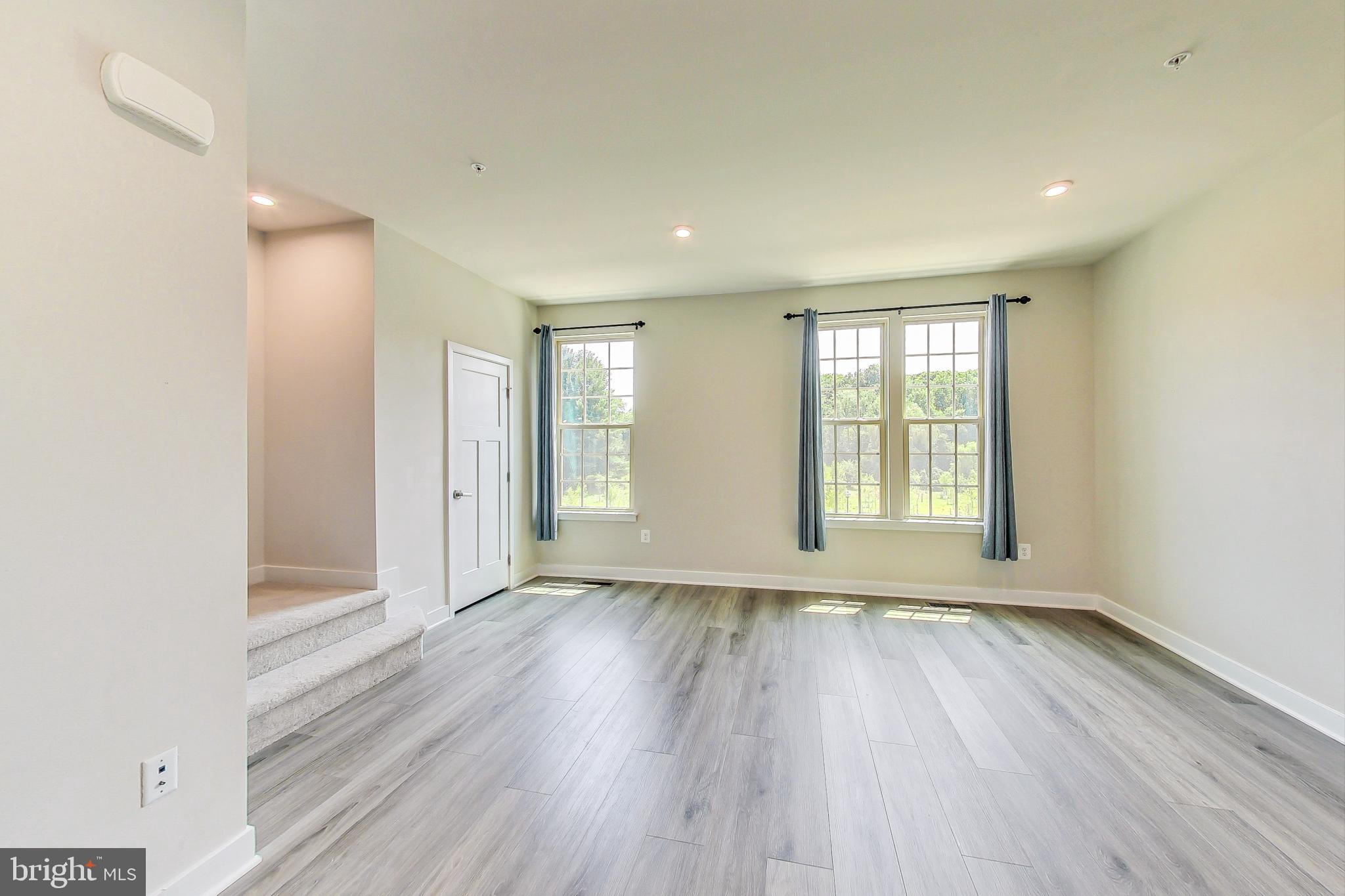 MONTGOMERY VILLAGE - Residential Lease