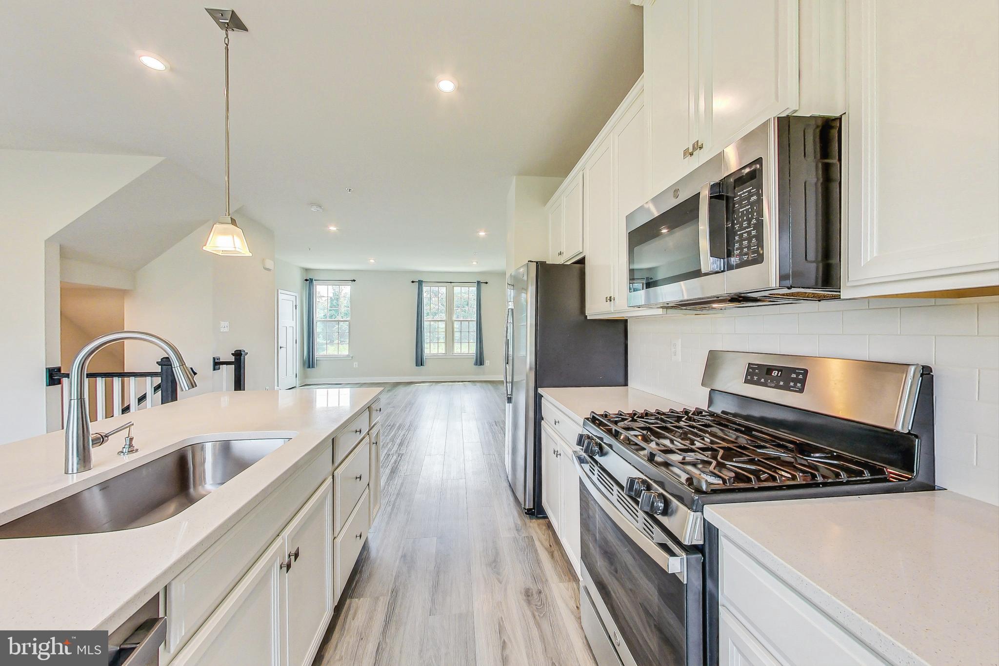 MONTGOMERY VILLAGE - Residential Lease