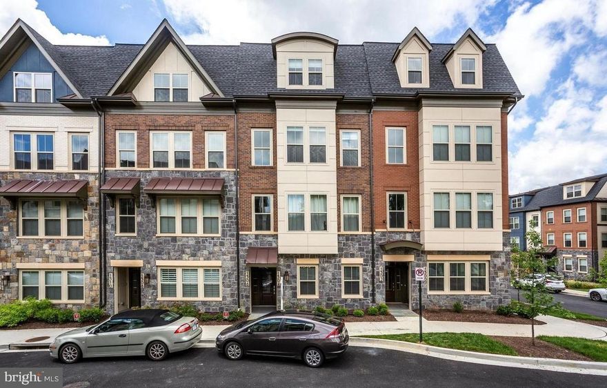 Like New 3 BD.3.5 BA Craftmark townhome/condo in the heart of Arlington. Wide plank Hard wood, Quartz counters, large bedrooms. Beautiful luxury Primary Bathroom with double shower heads, and a 3rd Full bath in the basement, Nice Garage. Easy access to DC, Pentagon, Clarendon and all that Arlington has to offer. Pets case by case.