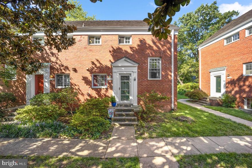 *****WASHINGTON MODEL******Location, Location! Sunny end unit Washington with large and very private flagstone patio. 2 bedroom, 2 level living with a traditional floor plan. The updated kitchen has lots of storage. Sparkling hardwoods, double pane windows with handsome natural wood trim. The master bedroom has expanded closets. Enjoy 3 season patio entertaining & the lush expanse of parkland beyond. The location can't be beat in proximity to 395, GW Parkway, DC, Amazon HQ2, National Landing, DCA, GW Parkway, and all Shirlington Village has to offer including shops, restaurants, library, movie theater, grocery store, and dog park! Welcome to Parkfairfax – a historic community with a significant future! Parkfairfax is a unique community of 1,684 units carefully nestled into 132 landscaped and wooded acres. In 1978, Parkfairfax was converted to a condominium and is now home for people of all interests, occupations and ages. Among the amenities Parkfairfax offers are three swimming pools, an exercise facility, tot lots, tennis courts, a car wash, maintenance yard, laundry rooms and woodland trails.