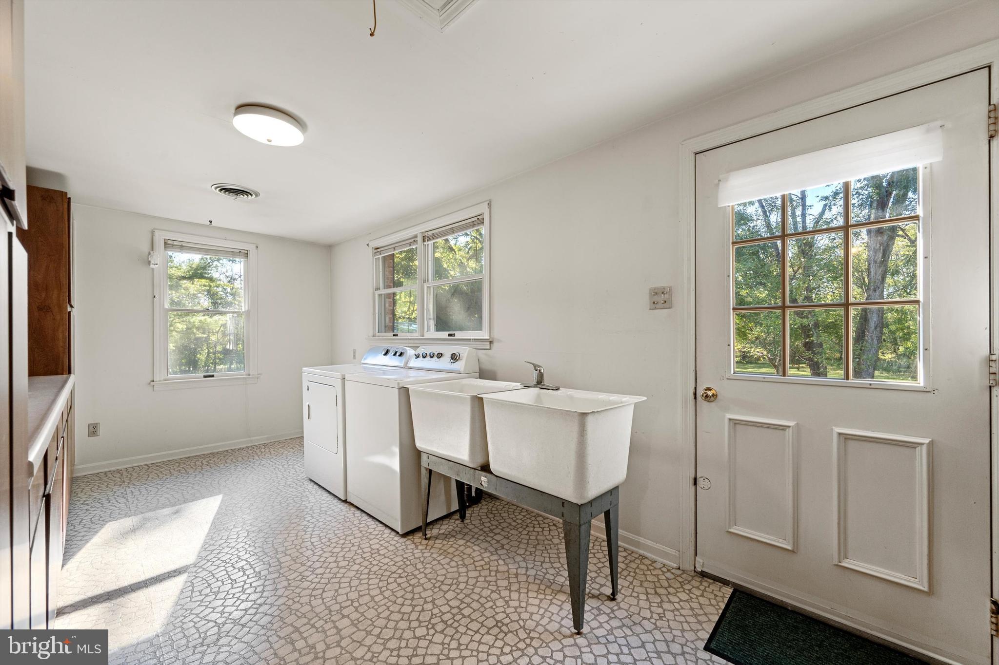 LEDGE LOWE - Residential