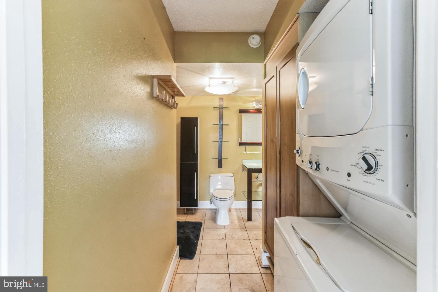 LAKESIDE PLAZA - Residential Lease