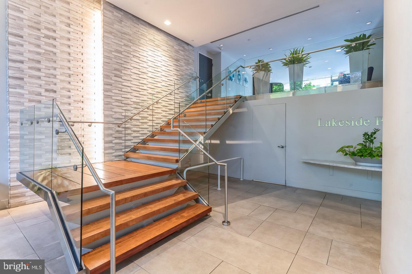 LAKESIDE PLAZA - Residential Lease