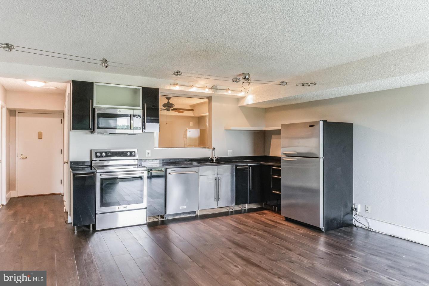 LAKESIDE PLAZA - Residential Lease