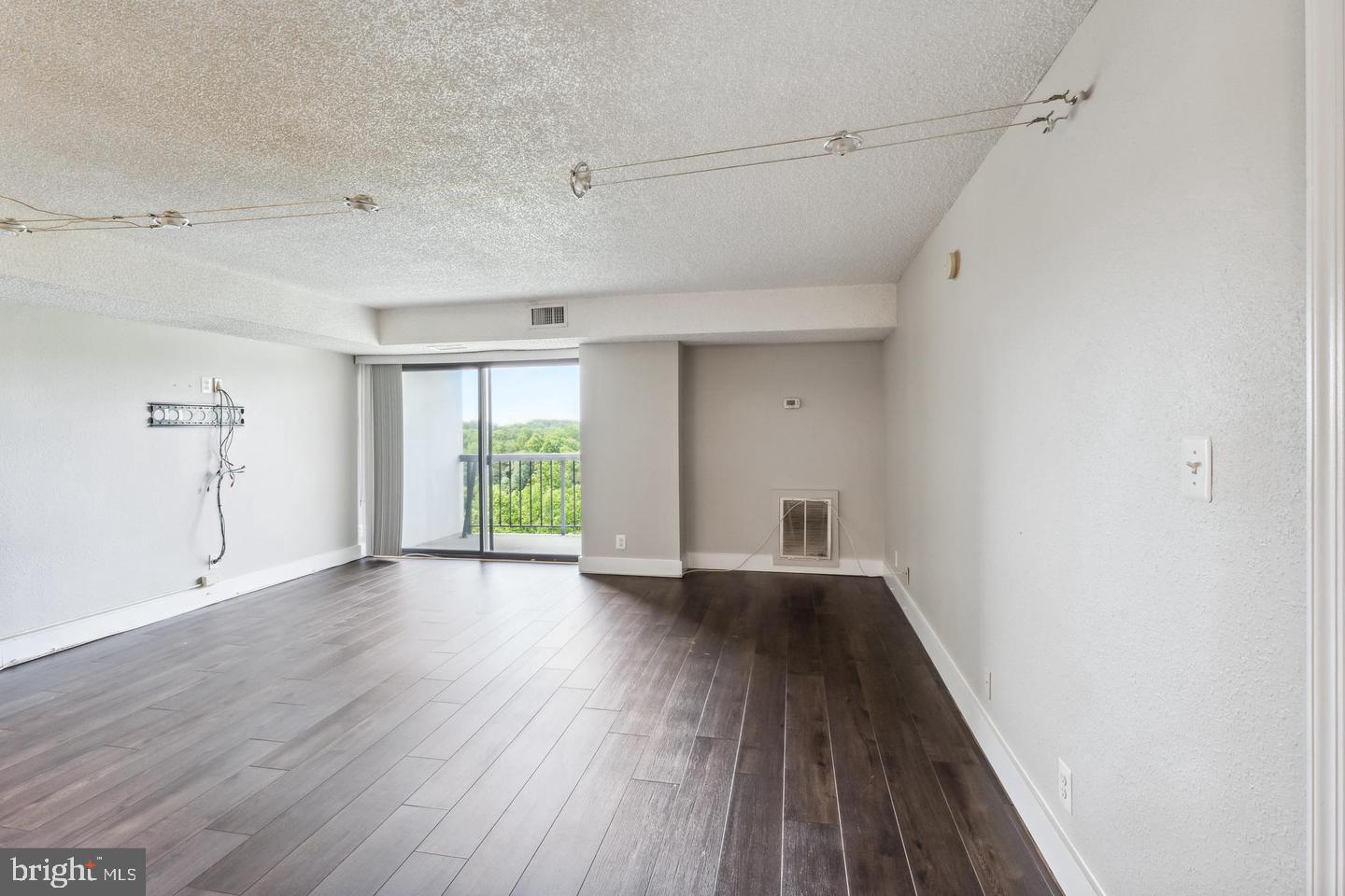 LAKESIDE PLAZA - Residential Lease