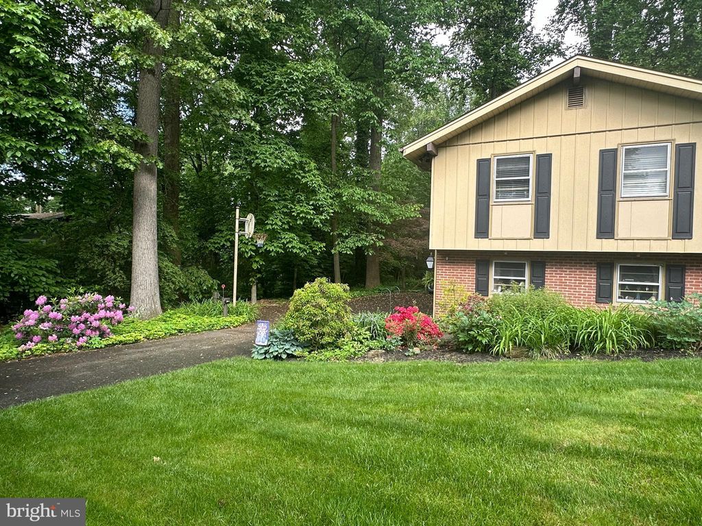 Photo of 709 Amosite Road, Elizabethtown, PA 17022 (MLS # PALA2052344)
