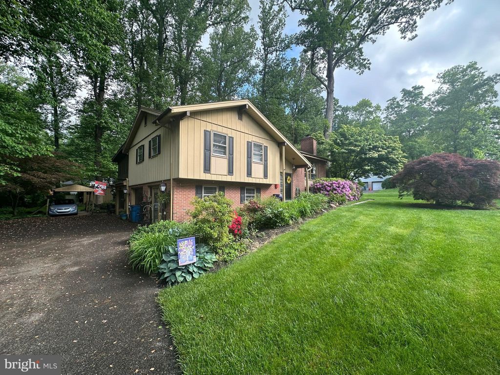 Photo of 709 Amosite Road, Elizabethtown, PA 17022 (MLS # PALA2052344)