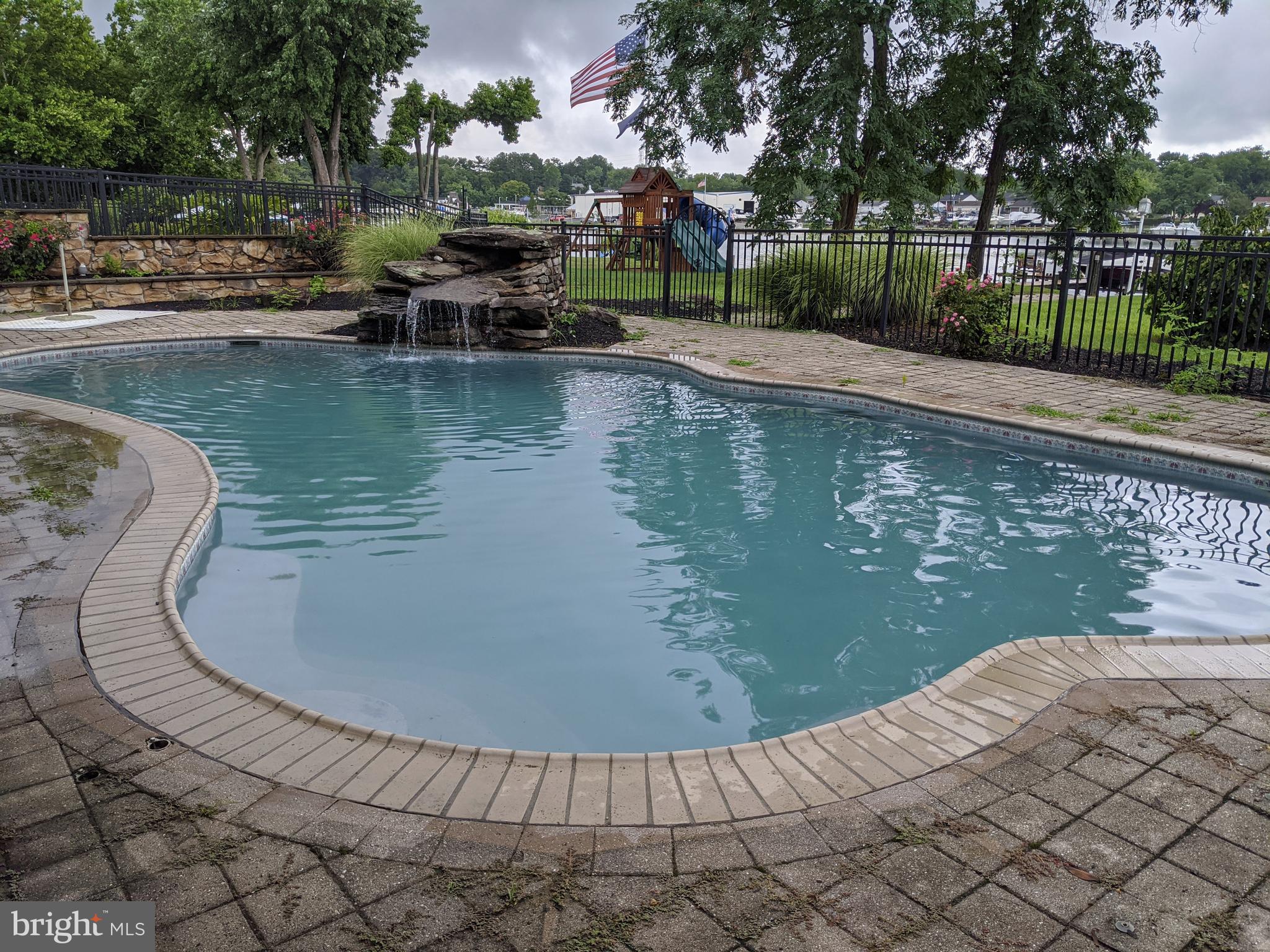 TAYLORS POINTE - Residential