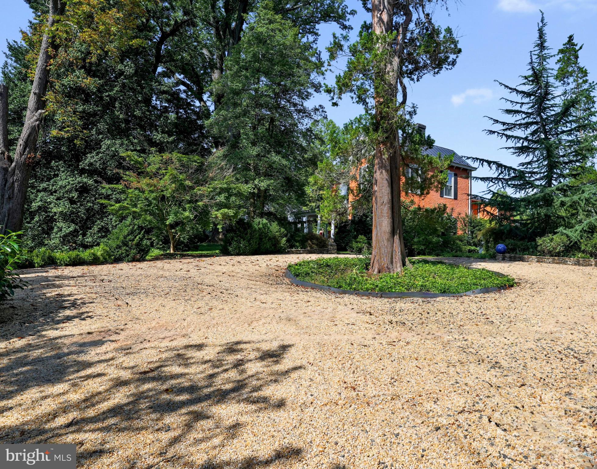 330 ALEXANDRIA PIKE