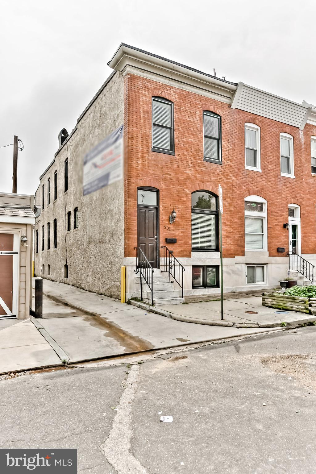 3 LARGE BEDROOMS, 3.5 BATHROOMS. END UNIT A STONES THROW FROM PATTERSON PARK. TONS OF NATURAL LIGHT. PROFESSIONALLY MANAGED. PAY ALL BILLS ONLINE. NEW KITCHEN & BASEMENT!