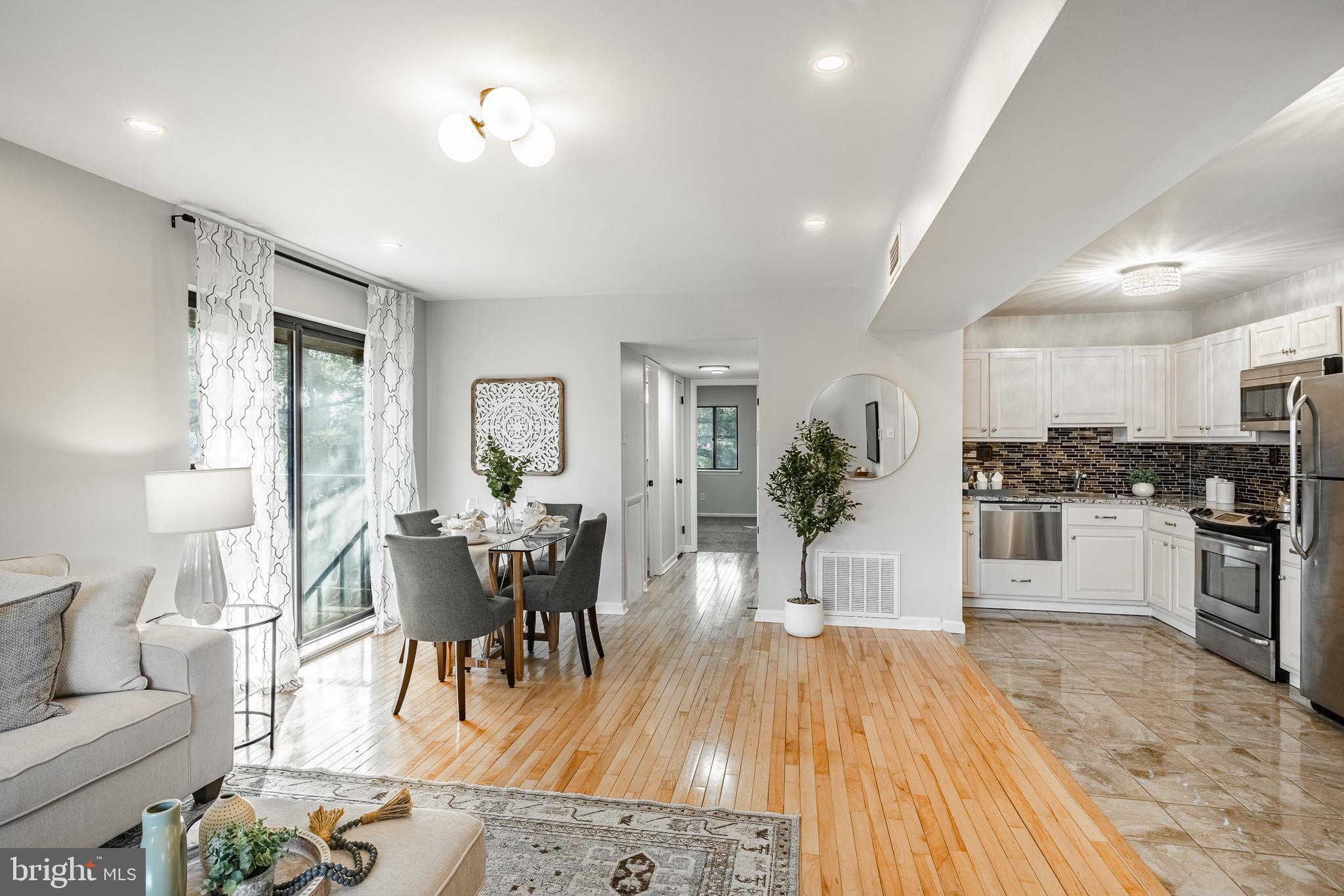 856 PUTNAM BOULEVARD B