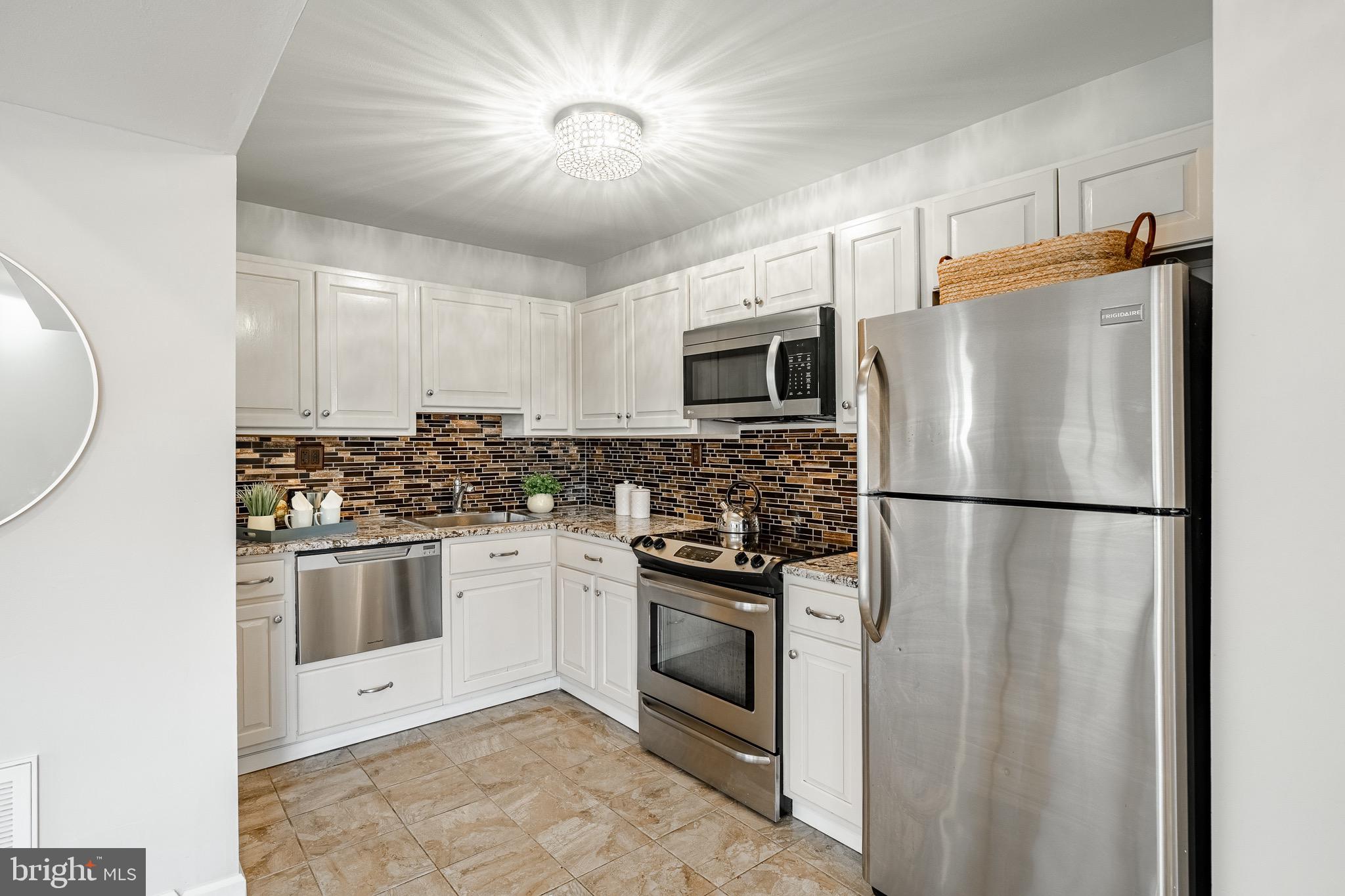 856 PUTNAM BOULEVARD B