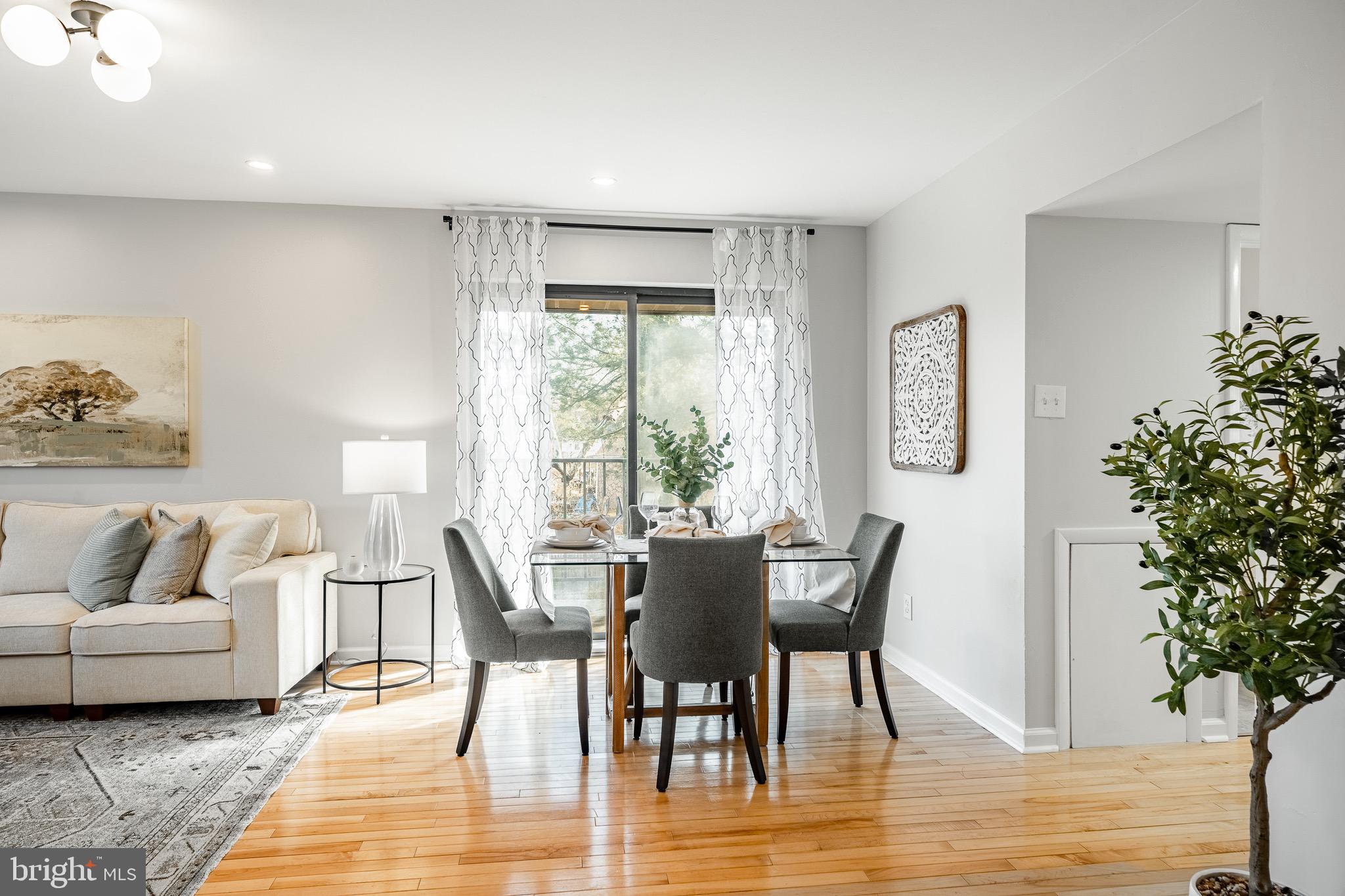 856 PUTNAM BOULEVARD B