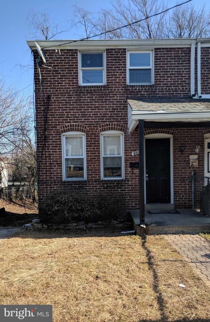 Wonderfully updated townhome in Ridgeleigh! Huge fenced yard, driveway for off street parking. Convenient to all major areas and transportation.