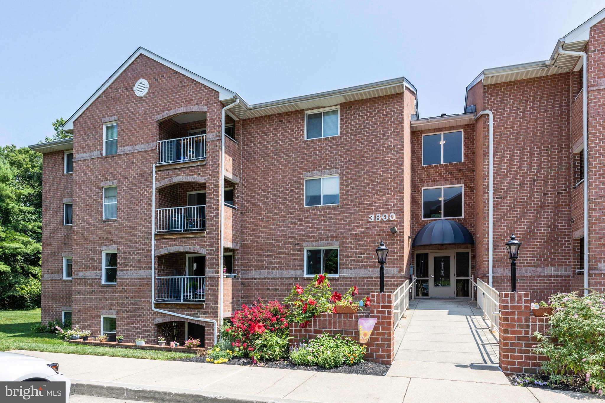 WELL MAINTAINED MAIN LEVEL 3 BEDROOM / 2 BATH CONDO. NO STEPS TO ENTER.
GREAT LOCATION- PATIO LOOKS OVER PARK-LIKE SETTING. BRAND-NEW HVAC AND APPLIANCES.
UPDATED KITCHEN AND MASTER BATH. POWER BLINDS IN 2 BEDROOMS AND UPDATED CARPET IN 2023. CONVENIENT LOCATION IN PERRY HALL- YET NESTLED IN A QUIET SETTING.