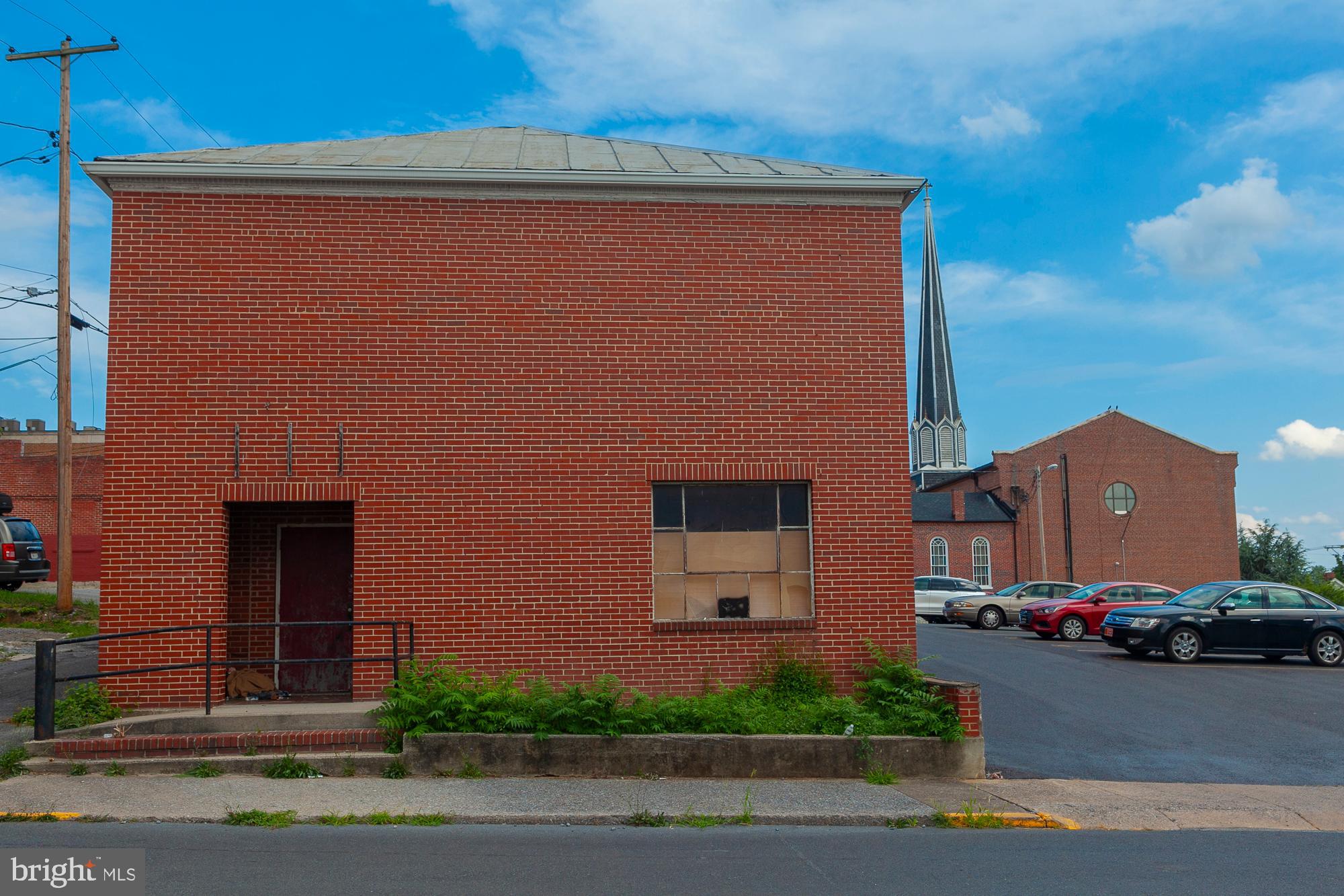 Main image without alt text