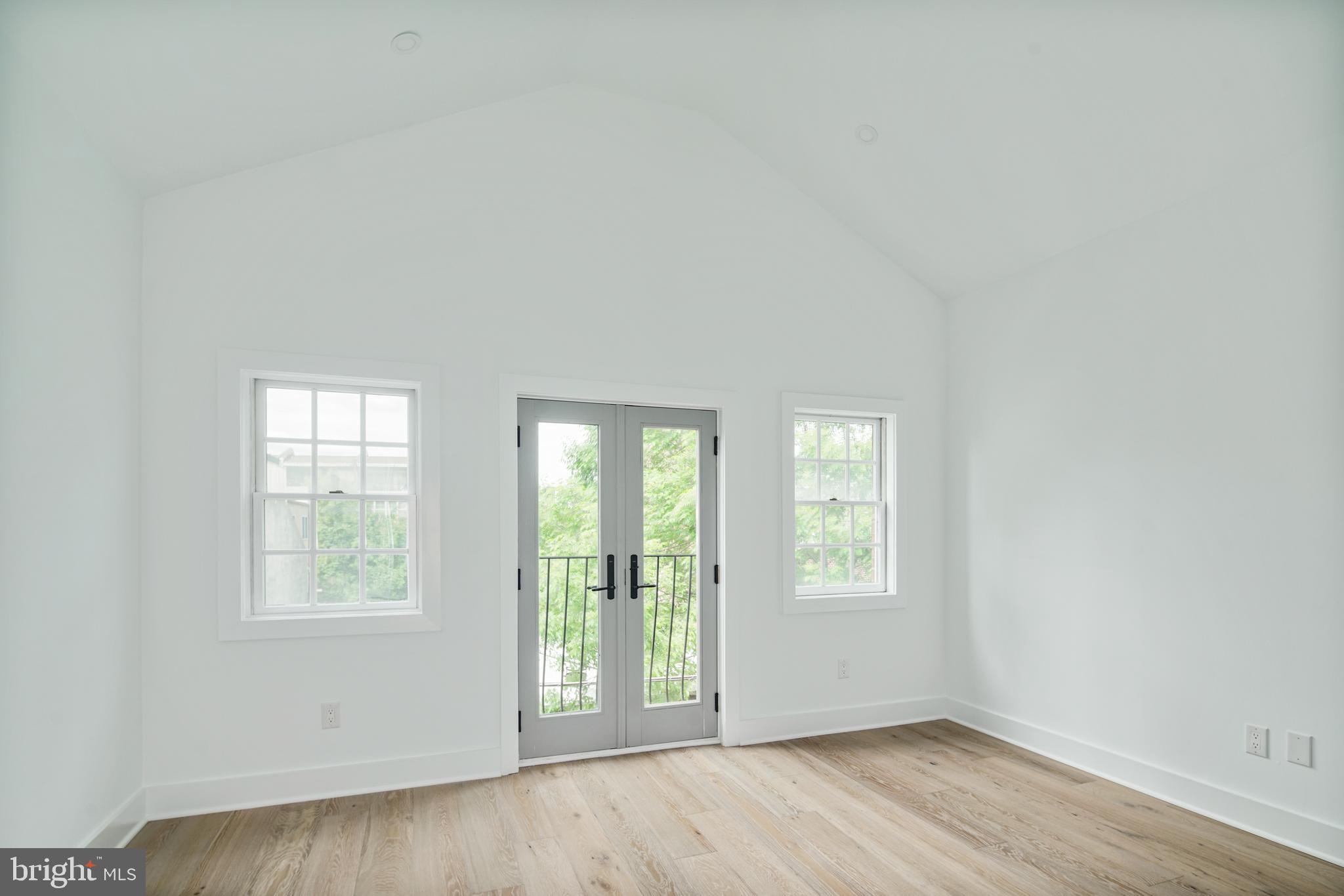 QUEEN VILLAGE - Residential