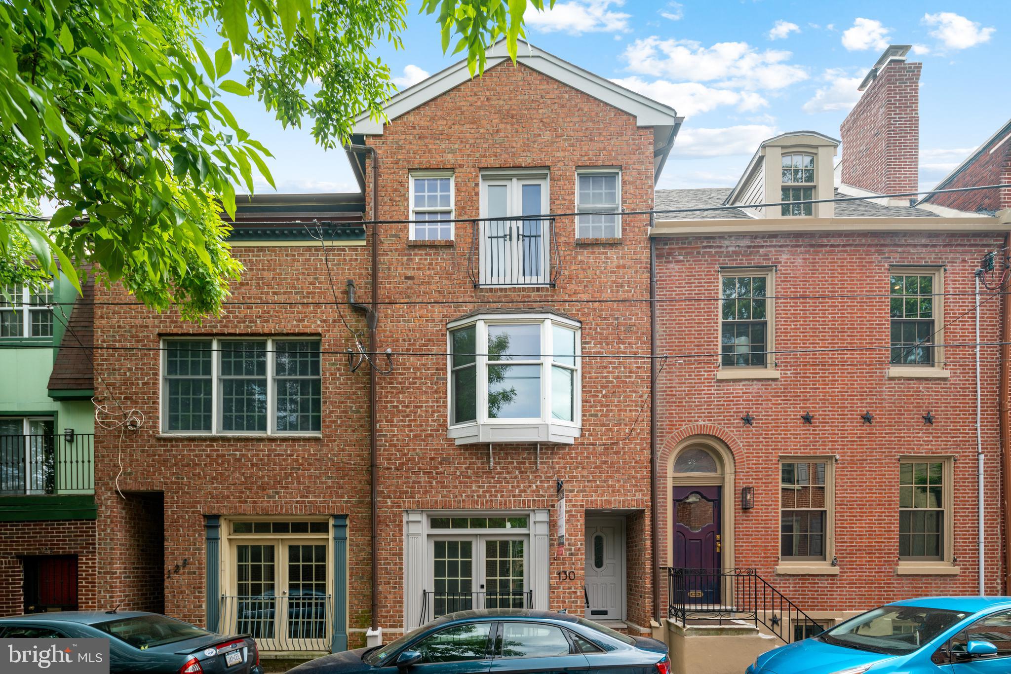 QUEEN VILLAGE - Residential