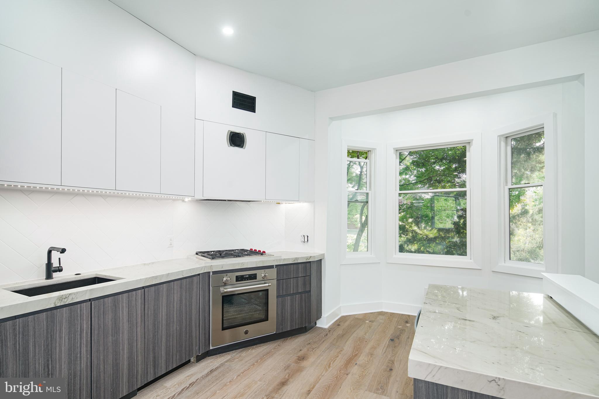 QUEEN VILLAGE - Residential