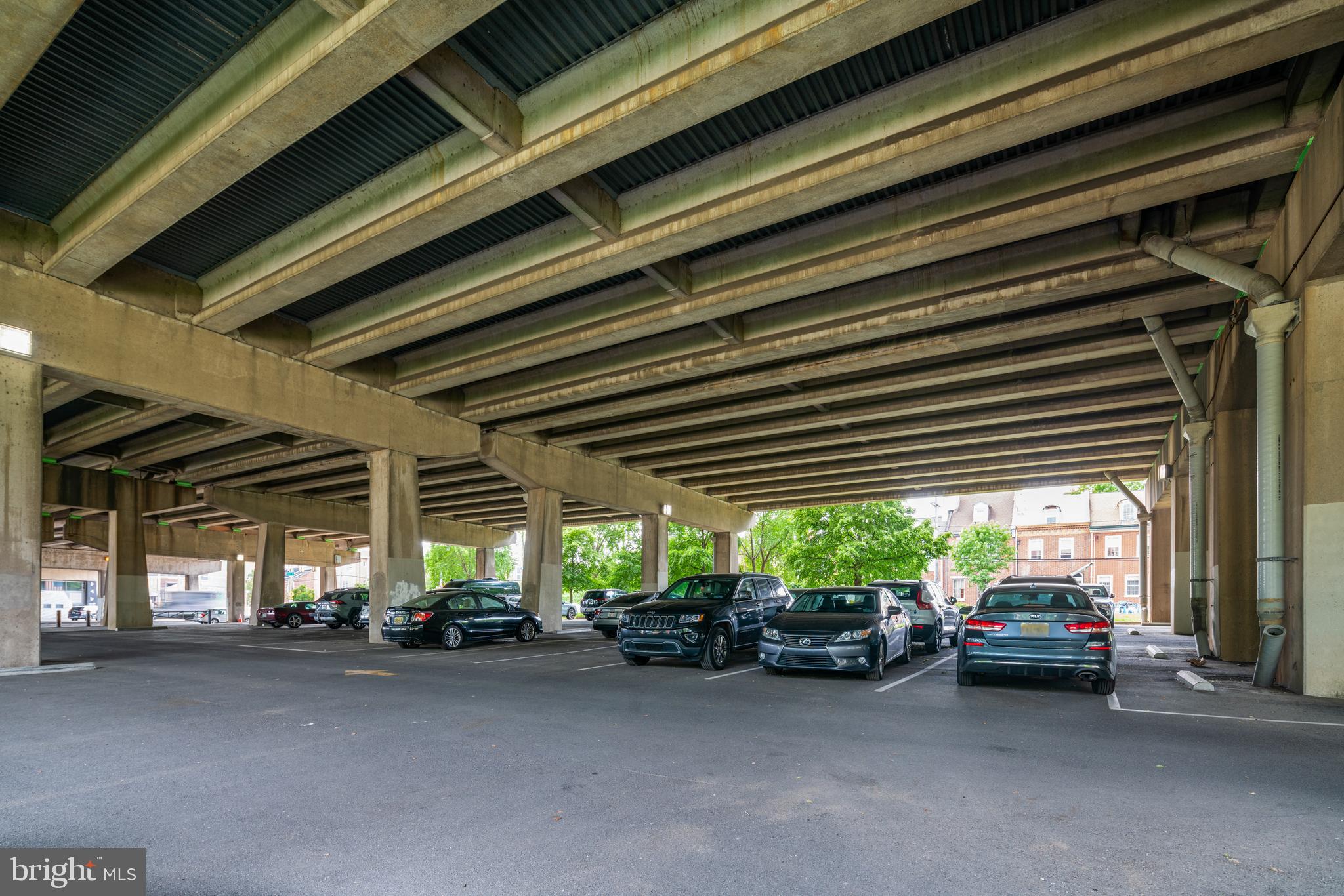 QUEEN VILLAGE - Residential