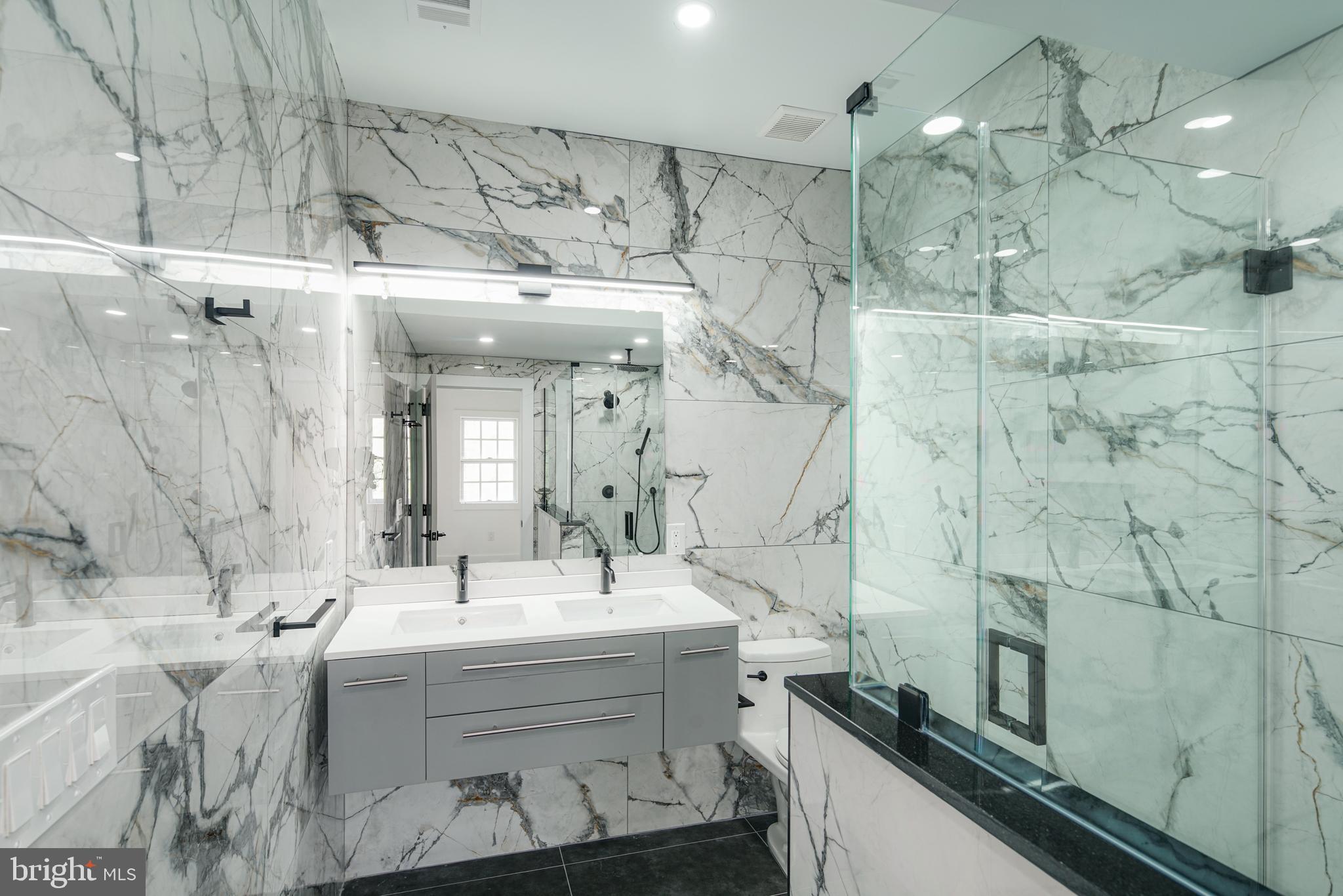 QUEEN VILLAGE - Residential