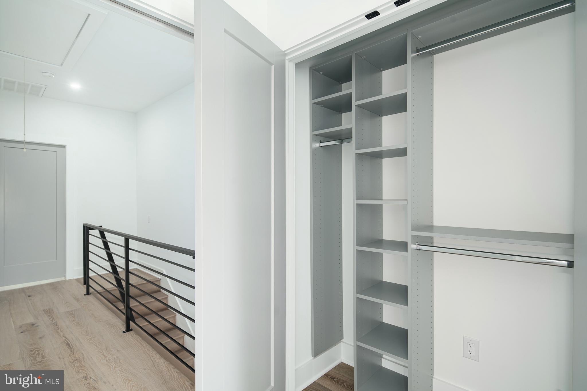 QUEEN VILLAGE - Residential