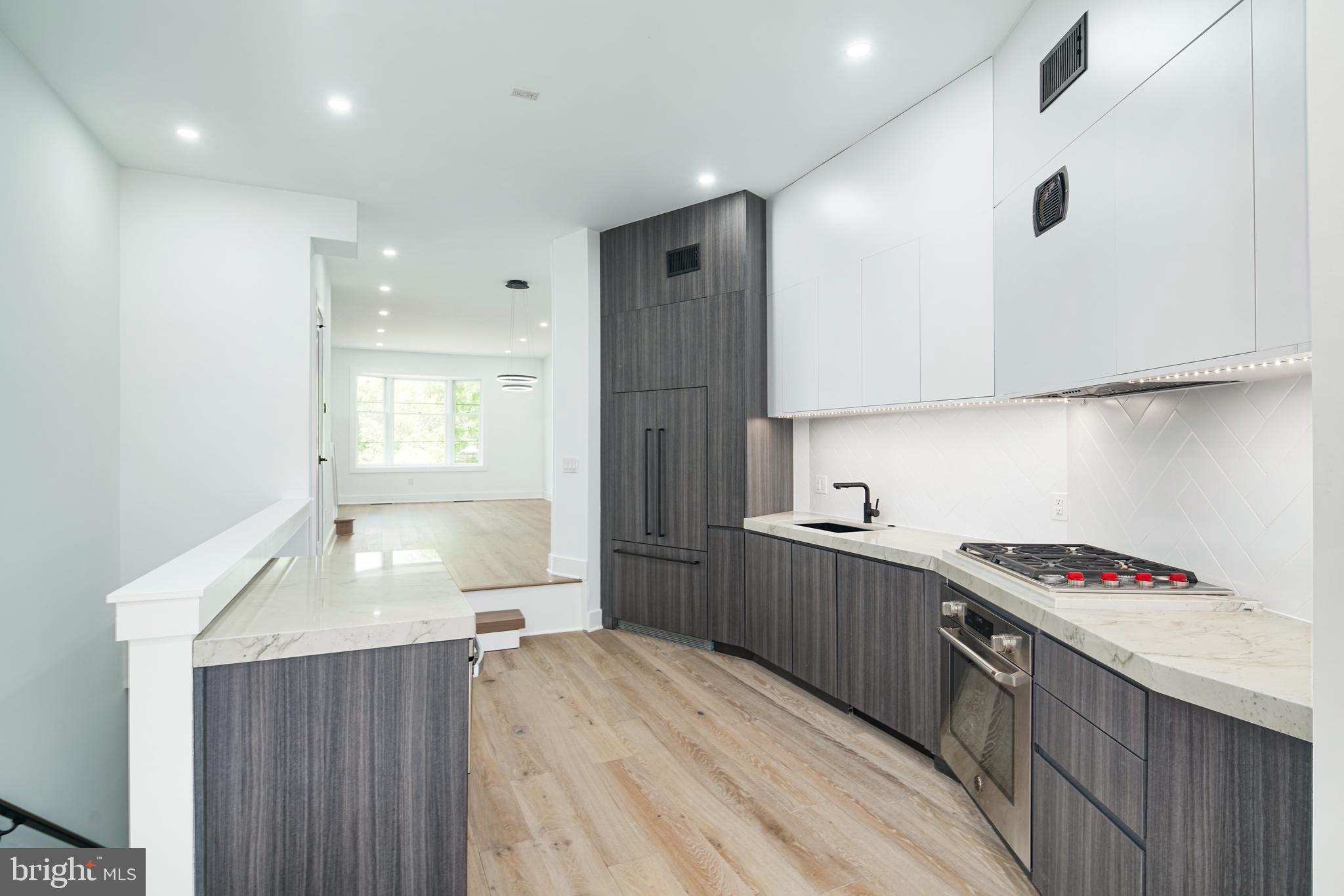 QUEEN VILLAGE - Residential