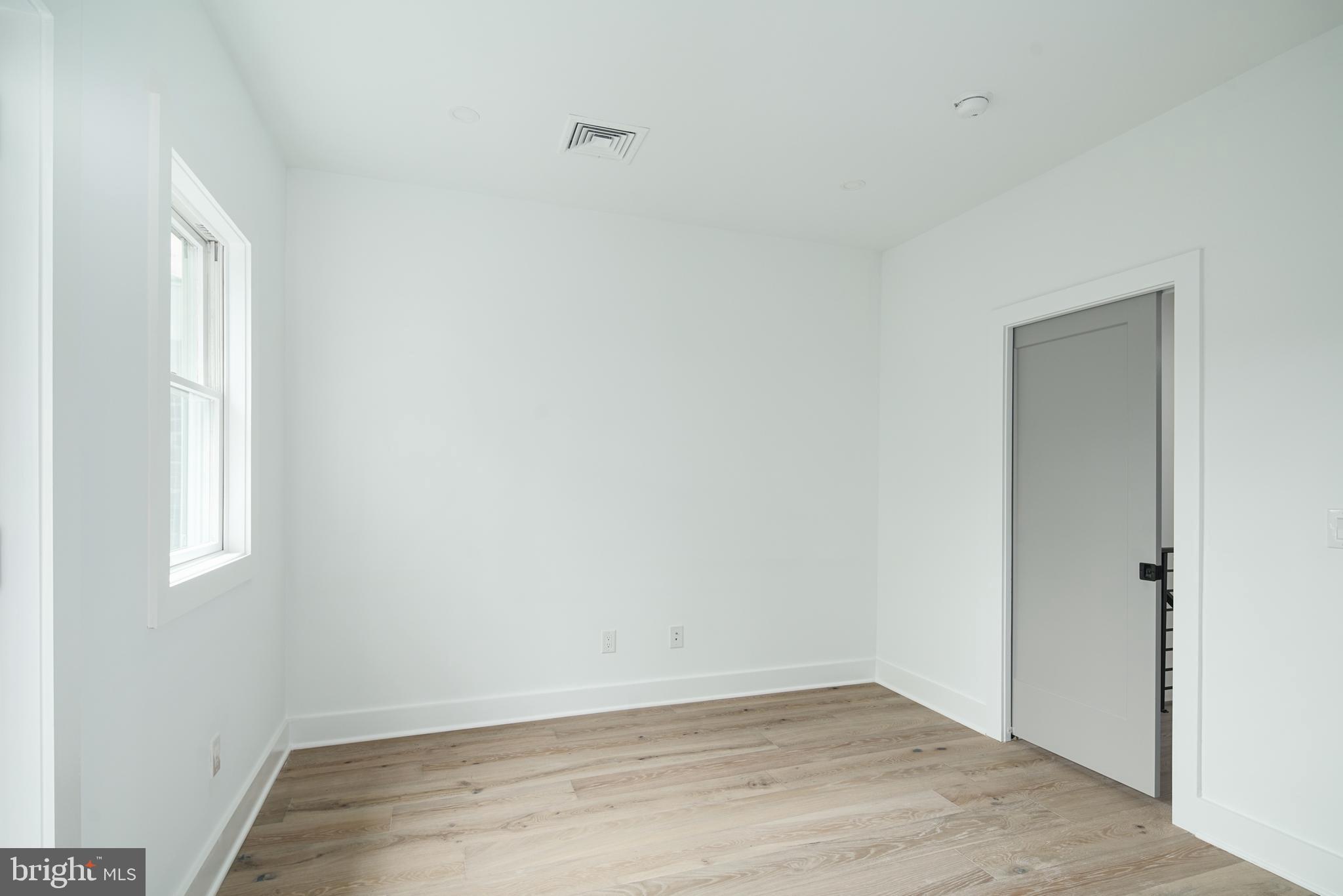 QUEEN VILLAGE - Residential