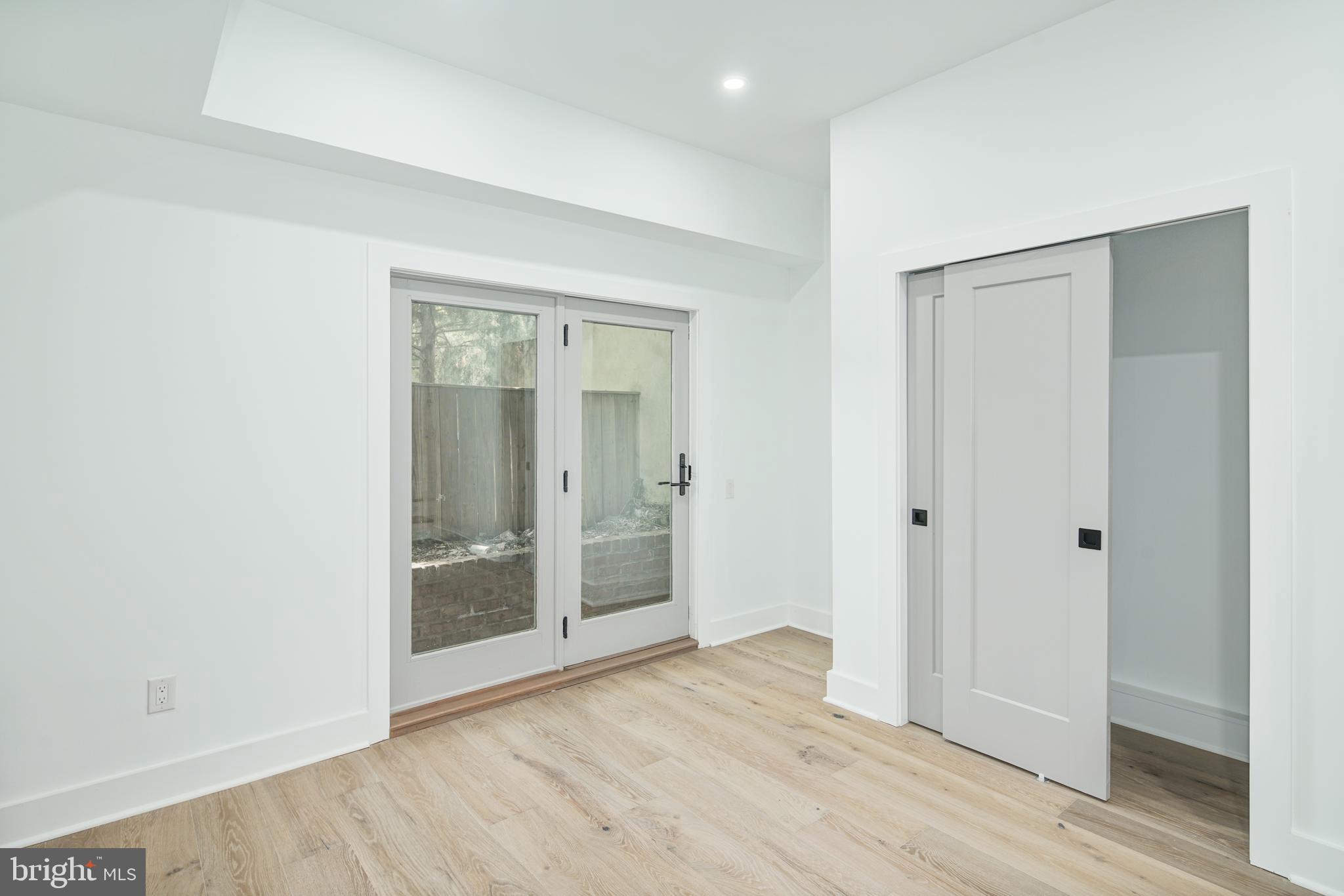 QUEEN VILLAGE - Residential