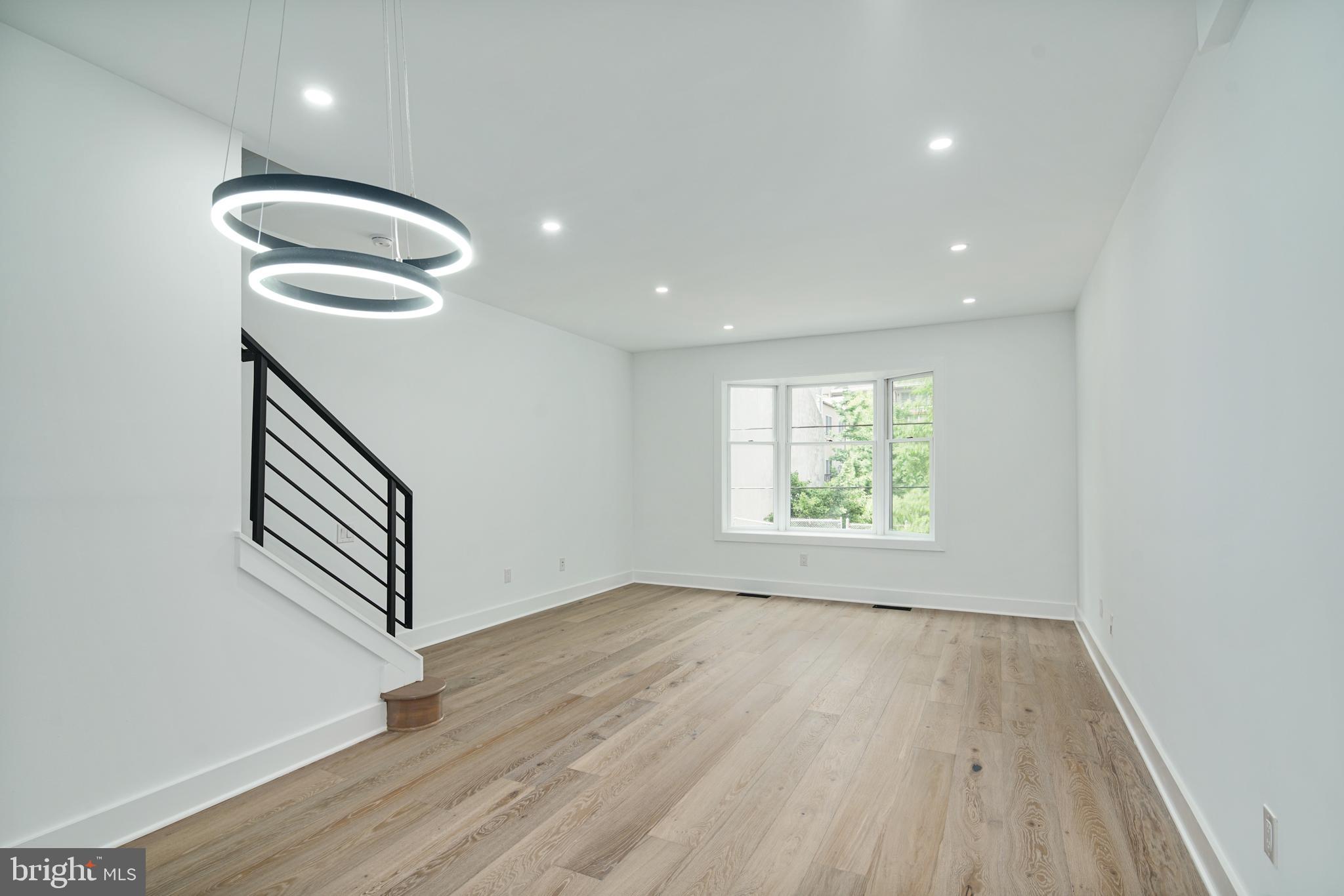 QUEEN VILLAGE - Residential