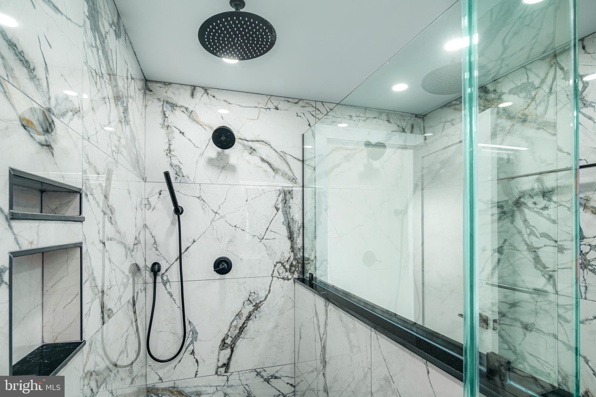 QUEEN VILLAGE - Residential